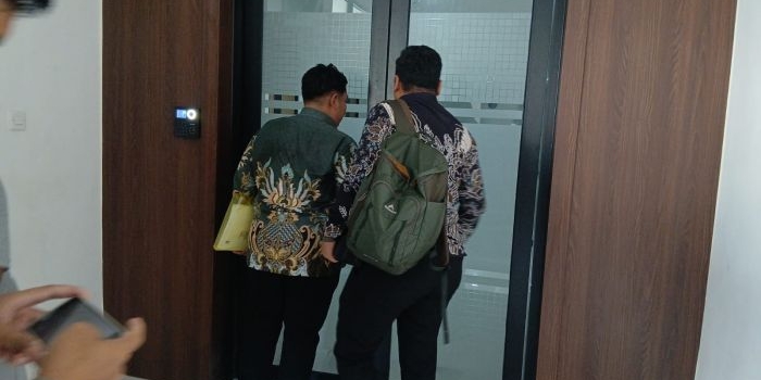 Koordinator Wilayah (Korwil) Badan Gizi Nasional (BGN) Pamekasan masuk ke ruang pemeriksaan Polres Pamekasan