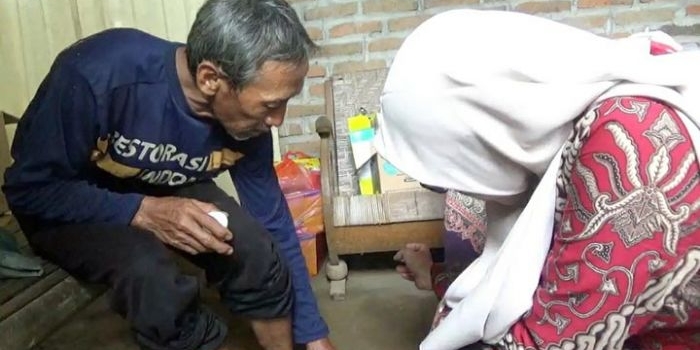 Abdur Rokim saat periksa ke Posko Kesehatan Banjir di Desa Brangkal.