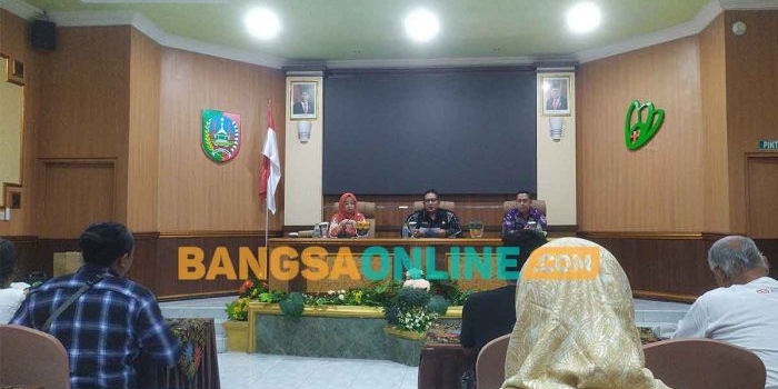 Plt Kepala Dinkes Jombang, Syaiful Anwar (tengah) saat konferensi pers. Foto: AAN AMRULLOH/BANGSAONLINE
