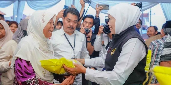 gubernur-khofifah-gelar-pasar-murah-di-pacet-warga-antusias-borong-sembako