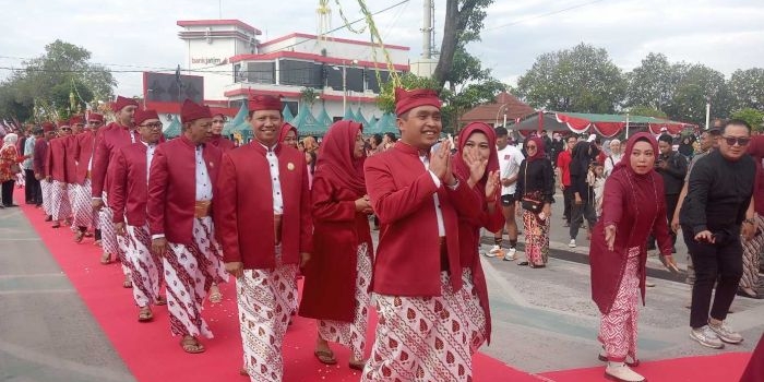 kirab-hari-jadi-ke-340-kota-pasuruan-meriah-ribuan-warga-padati-taman-harmoni