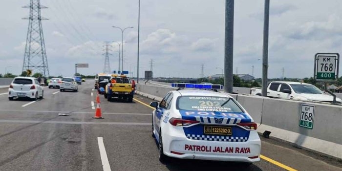 Petugas saat mengevakuasi kendaraan yang terlibat kecelakaan di Tol Porong-Sidoarjo. 