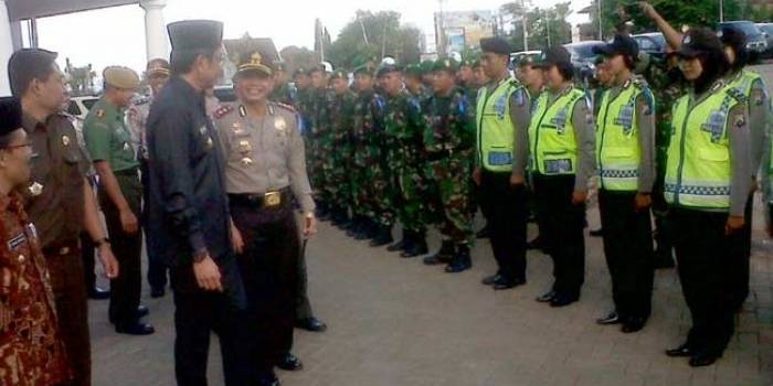 Wali Kota Batu, Eddy Rumpoko bersama Kapolres Batu, AKBP Leonardus Simarmata mengecek pasukan saat apel gelar pasukan operasi Ramadniya di halaman Balai Kota Among Tani Kota Batu Kamis (30/6). foto: DIKMAN/ BANGSAONLINE