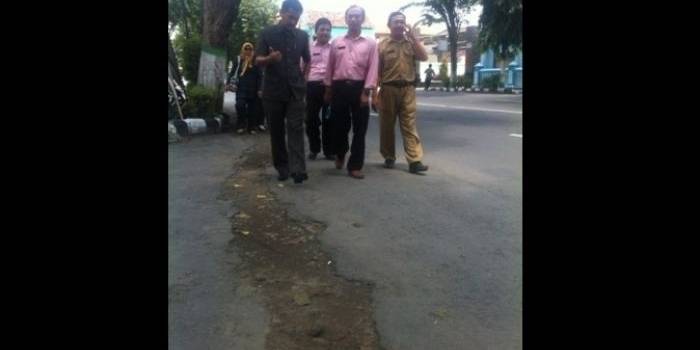 Anggota Komisi C bersama tim eksekutif saat meninjau bekas galian kabel yang tidak dikembalikan seperti semula. foto: Arif Kurniawan/BangsaOnline.com