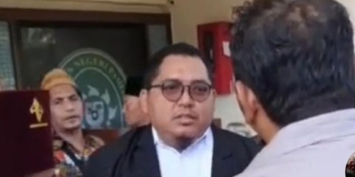 Kuasa hukum PT Anisa Berkah Wisata saat bersitegang di PN dengan keluarga pelapor dan korban