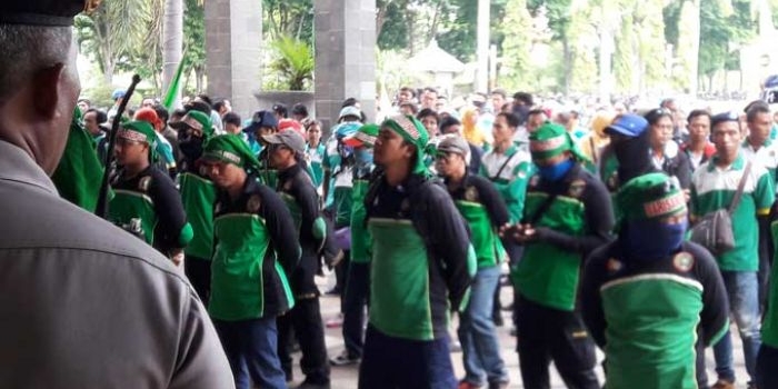 Massa buruh ketika demo di kantor Pemkab Gresik. foto: SYUHUD/ BANGSAONLINE