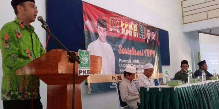 Anggota DPR RI, Ir. Nasim Khan (batik hijau) saat sosialisasi 4 pilar kebangsaan di PP Sumber Bunga Situbondo. foto: BANGSAONLINE