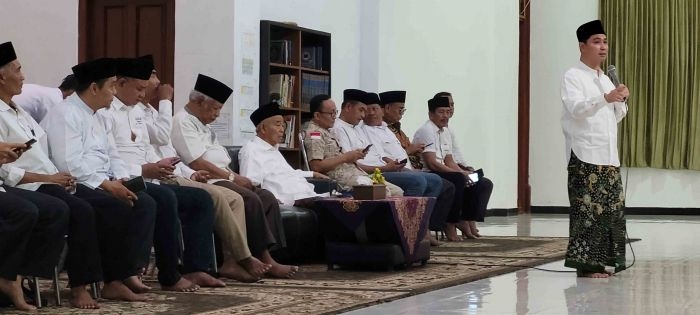 Dr Muhammad Albarra (Gus Barra) saat menyampaikan pengarahan dalam acara konsolidasi dan pembekalan saksi Kecamatan Puri Mojokreto, Selasa (25/9/2024). Foto: MMA/bangsaonline