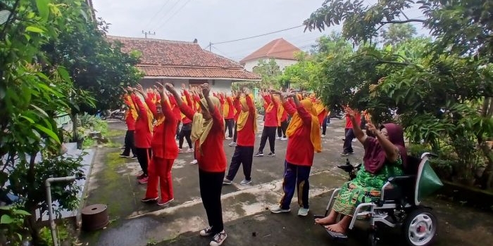 gelar-senam-rutin-dan-cek-kesehatan-pemdes-sangen-madiun-jaga-kebugaran-warga-lansia