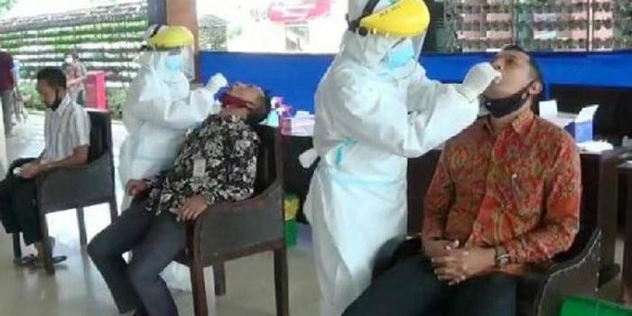 Sejulah ASN Pemkab Blitar saat menjalani swab test.