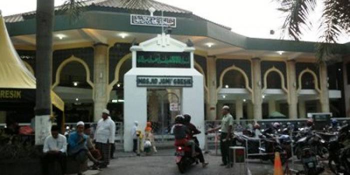 ?Masjid Jami’ Gresik yang berlokasi di sisi barat Alun-alun Kota Gresik, tepatnya, di Jl KH Wachid Hasyim Gresik. Foto diambil Senin (7/7) lalu. foto : syuhud/BANGSAONLINE