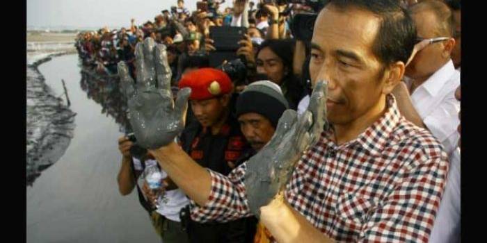 Jokowi saat kampanye pilpres di depan para korban lumpur Lapindo. foto: detik.com
