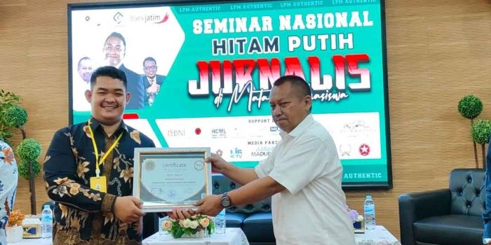 Ketua PWI Jatim Lutfil Hakim (kanan) saat menjadi narasumber dalam seminar di Sumenep, Senin (23/10/2023).