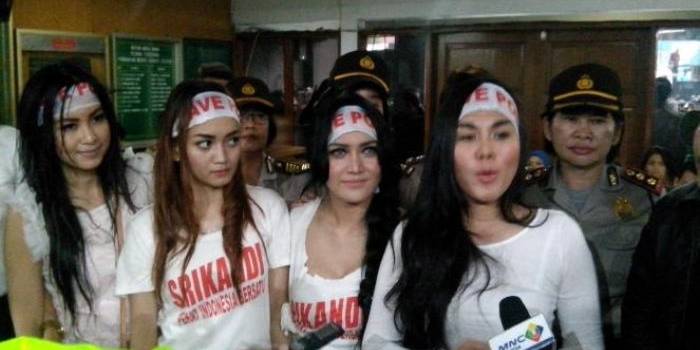 Cewek-cewek cantik pendukung Budi Gunawan saat sidang praperadilan. Foto: viva.com