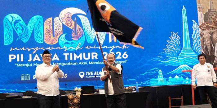 Gentur Prihantono (tengah) ketika mengangkat bendera panji usai kembali menjadi Ketua PII Jatim periode 2026-2029 Foto: Ist