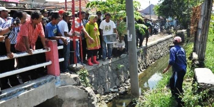 ?

Wali Kota Surabaya Tri Rismaharini saat meninjau sungai yang kerap tak mampu menampung air hujan sehingga menyebabkan banjir. Foto:humas