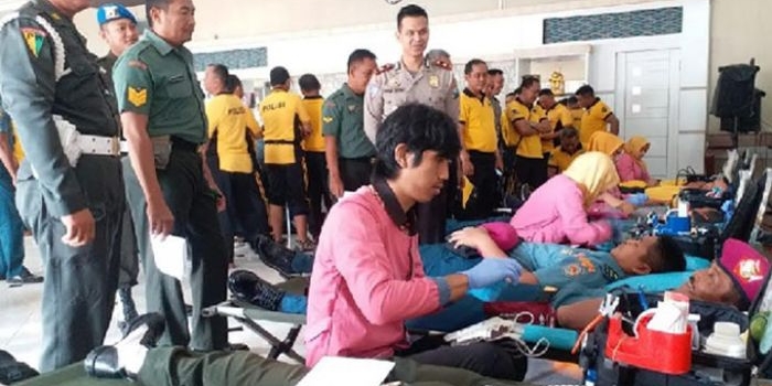 Anggota TNI/Polri saat mengikuti donor darah dalam rangka HUT Satlantas.