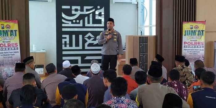 Kapolres Jombang, AKBP Moch Nurhidayat saat menggelar jumat curhat di Masjid Bu Warno yang berada di kawasan Pabrik PT AFCO, Desa Mojokrapak, Kecamatan Tembelang, Jumat (13/1/2023).