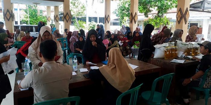 bulog-mojokerto-salurkan-bantuan-pangan-jelang-idul-adha