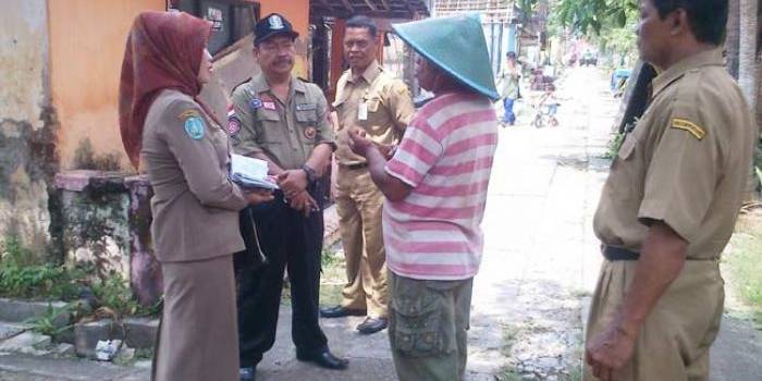 Kadinsos Ponorogo, Sumani, saat memberikan imbauan kepada warga eks lokalisasi Kedung Banteng. foto: fajar/ BANGSAONLINE