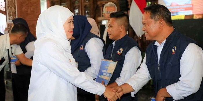 gubernur-khofifah-salurkan-bansos-hingga-bkk-desa-untuk-masyarakat-di-ponorogo
