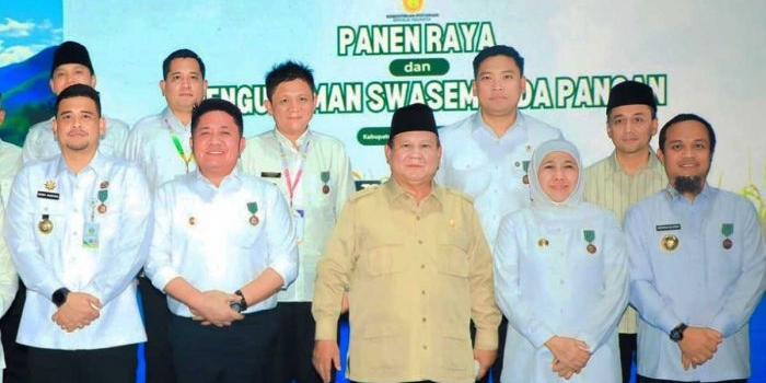 Gubernur Khofifah bersama Presiden Prabowo dalam Panen Raya dan Pengumuman Swasembada Pangan di Halaman Kantor Kecamatan Cilebar, Kabupaten Karawang, Jawa Barat.