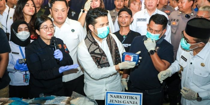 plt-gubernur-jatim-dan-kepala-bnn-ri-pimpin-pemusnahan-bb-narkoba-di-pamekasan