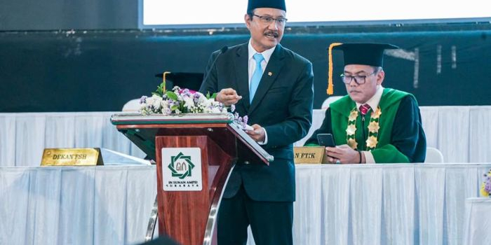 Mensos Gus Ipul saat menyampaikan orasi ilmiah dalam Sidang Senat Terbuka Wisuda Ke-114 Universitas Islam Negeri Sunan Ampel (UINSA) Surabaya, Jawa Timur, Sabtu (9/5/2026).