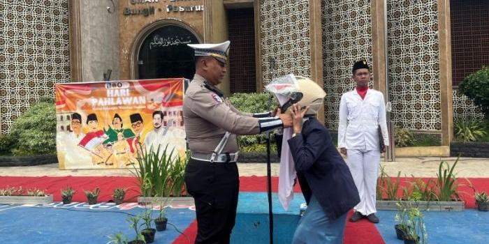 program-helm-on-polres-pasuruan-beri-penghargaan-dan-helm-bagi-siswa-sman-1-bangil-yang-taat-lalin