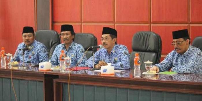 Pj Walikota Blitar Suprianto, bersama Plt sekretaris daerah Rudi Wijonarko serta beberapa pejabat Pemkot Blitar lainya saat menyampaikan berbagai prestasi yang diraih Pemkot Blitar.