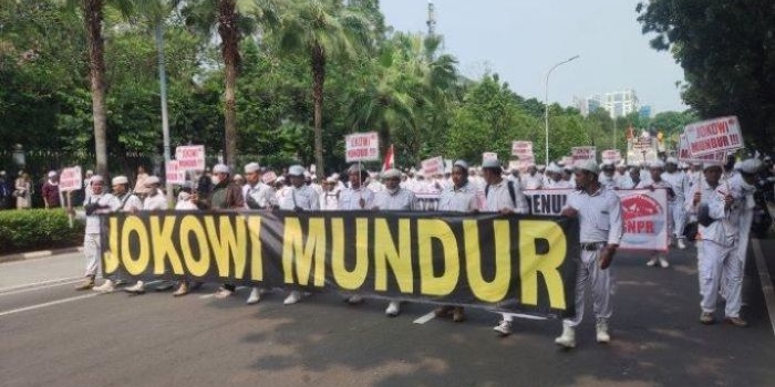 Massa mengatasnamakan Gerakan Nasional Pembela Rakyat (GNPR) bertajuk Aksi 411 melakukan long march ke Istana Merdeka di kawasan Patung Kuda Arjuna Wijaya, Jakarta Pusat, Jumat (4/11/2022) siang. Foto Tribunnews.com: 