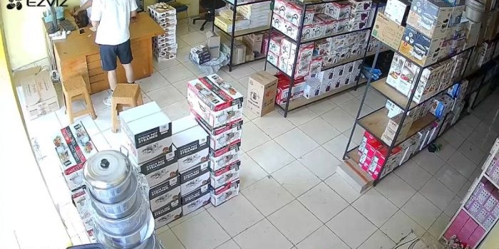 Tangkapan layar CCTV saat dua WNA diduga mencuri di sebuah toko di Ponorogo