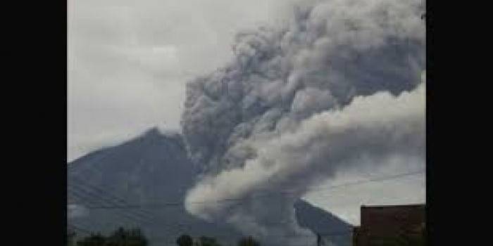 Gunung Semeru di Jawa Timur Muntahkan Lava pijar, Sabtu (13/2) kemarin. foto: imron/ BANGSAONLINE