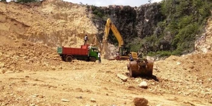 Salah satu penambangan ilegal yang beroperasi di Kabupaten Pamekasan. Pemerintah setempat tak bisa menindak aktivitas tersebut karena menjadi kewenangan Pemprov Jawa Timur.