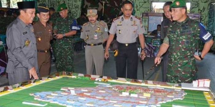 Danrem saat memberikan keterangan terkait dengan tanggap bencana. (foto: haris/BANGSAONLINE)