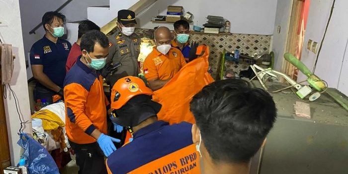 Evakuasi jenazah seorang pria yang ditemukan tak bernyawa dalam kamar mandi di Dusun Terate II, Desa Karangsentul, Kecamatan Gondangwetan, Kabupaten Pasuruan.