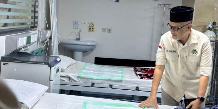 Menteri Haji dan Umrah RI, Mochamad Irfan Yusuf, saat meninjau Klinik Kesehatan Haji Indonesia (KKHI) Madinah, Kamis (4/6/2026). Foto: bangsaonline