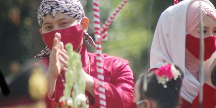Bupati Arifin dan istri serta kedua anaknya saat mengikuti prosesi Kirab Pusaka Hari Jadi Kabupaten Trenggalek ke-826. foto: HERMAN/ BANGSAONLINE