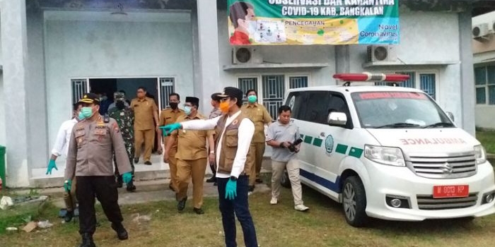 Ketua Gugus Tugas Penanganan Covid-19 sekaligus Bupati Bangkalan Abdul Latif, didampingi Kapolres, Ketua Dewan, Danlanal, Wakil Bupati, serta Pj. Sekda Bangkalan saat memantau Balai Diklat yang akan difungsikan sebagai ruang Karantina, Senin (6/4).