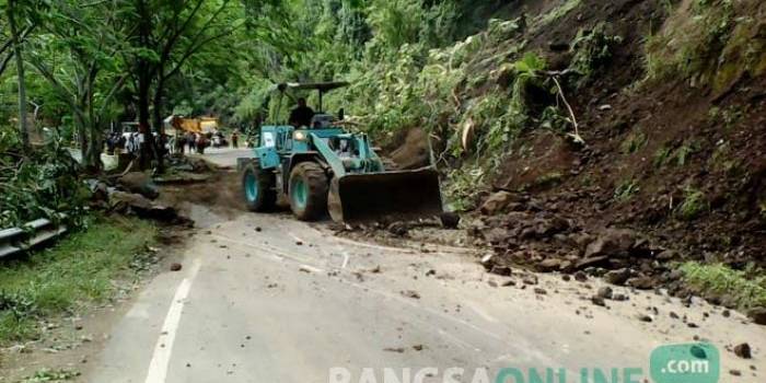 Tanah longsor di jalur Trenggalek - Ponorogo km 16. foto: HERMAN/ BANGSAONLINE