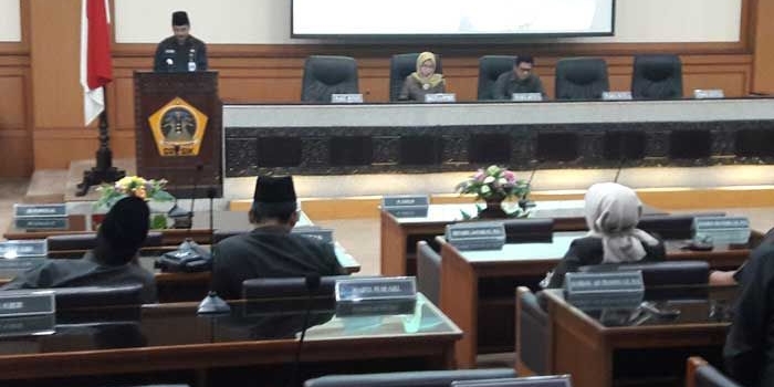 Suasana rapat paripurna membahas review RPJMD 2016-2021. foto: SYUHUD/ BANGSAONLINE
