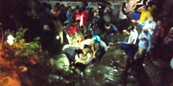 Korban saat dievakuasi dari sungai.