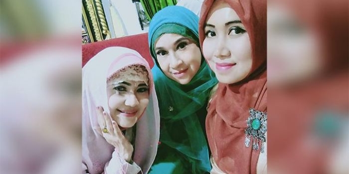 Ning Lia bersama artis Ita Purnamasari dan Sylvana Herman saat bertemu di majelis ta
