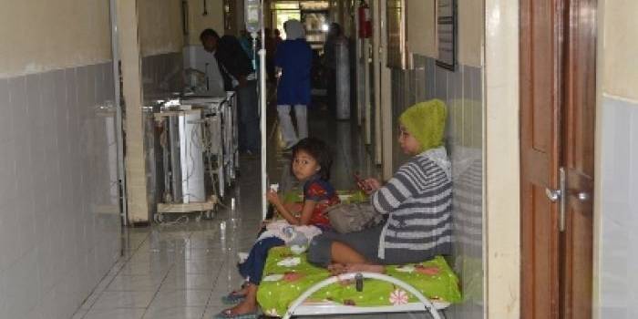 Salah satu pasien DBD di RSUD dr. Abdoer Rahem Situbondo yang terpaksa harus dirawat di lorong karena kamar penuh. (Hadi Prayitno/BangsaOnline)