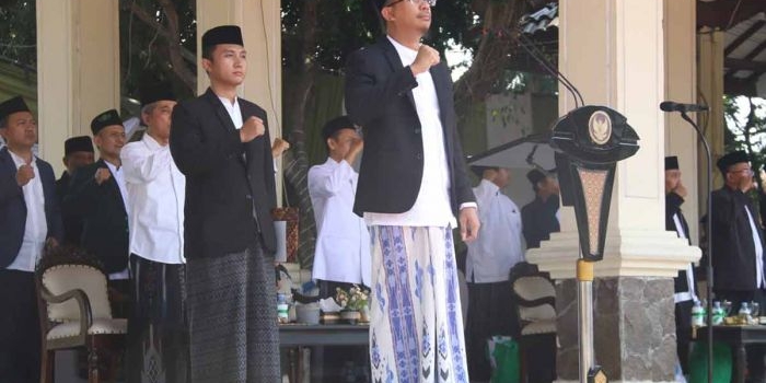 Bupati Sidoarjo, Ahmad Muhdlor Ali, saat memimpin upacara peringatan Hari Santri Nasional 2023. Foto: Ist