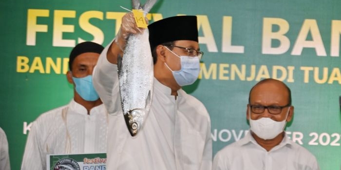 Wali Kota Pasuruan Saifullah Yusuf menunjukkan bandeng jelak super saat Festival Bandeng.