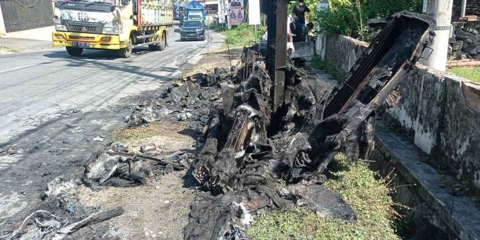 Pikap yang hangus terbakar di Kecamatan Selopuro, Kabupaten Blitar.