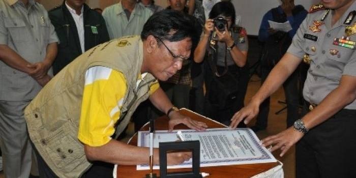 ?

teks ft:
DAMAI. Bupati Gresik Sambari Halim didampingi Kapolres AKBP E Zulfan ketika tandatangan kesepakatan
deklarasi damai. foto : syuhud/bangsaonline
