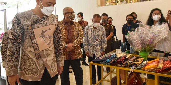 Wali Kota Surabaya, Eri Cahyadi, saat berada di Surabaya Kriya Gallery.