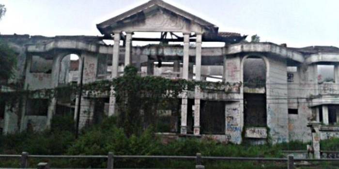 Rumah hantu Darmo di Surabaya. (foto via viva.co.id)